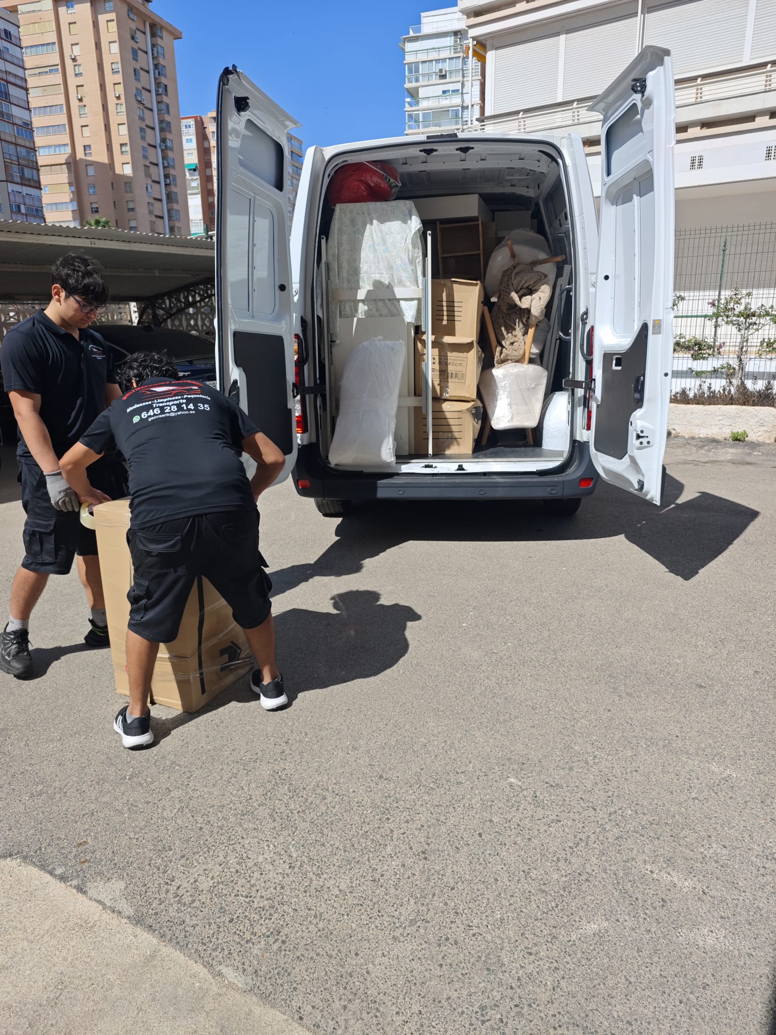 Equipo descargando cajas de mudanza