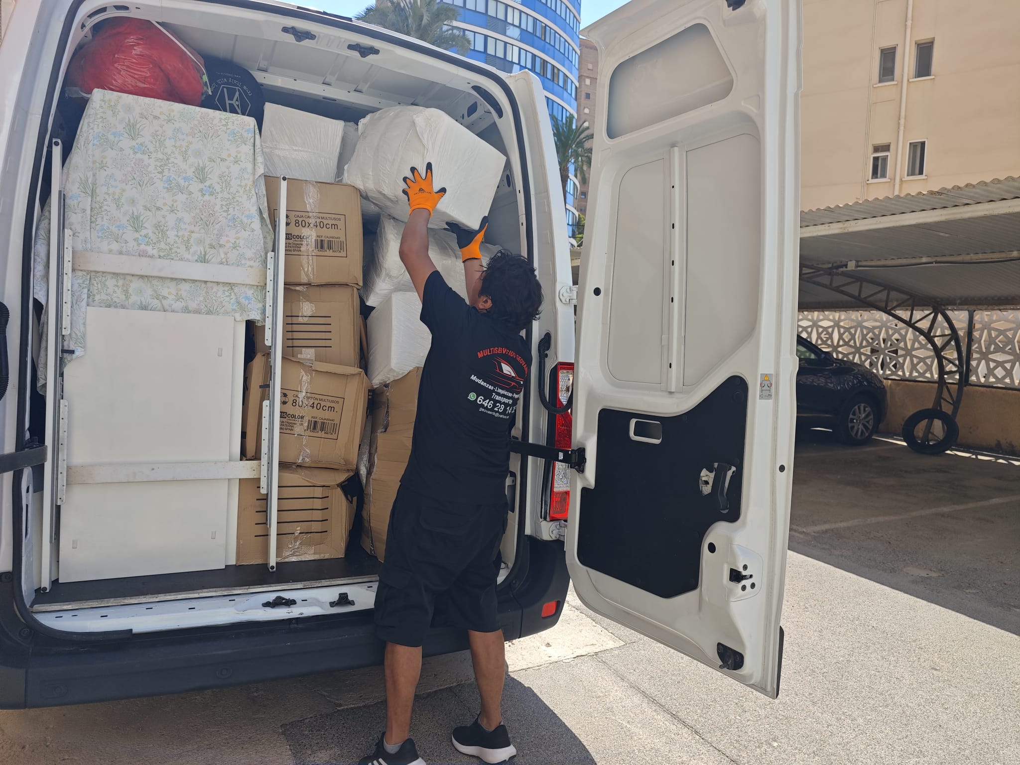Geovanny cargando la furgoneta en una mudanza