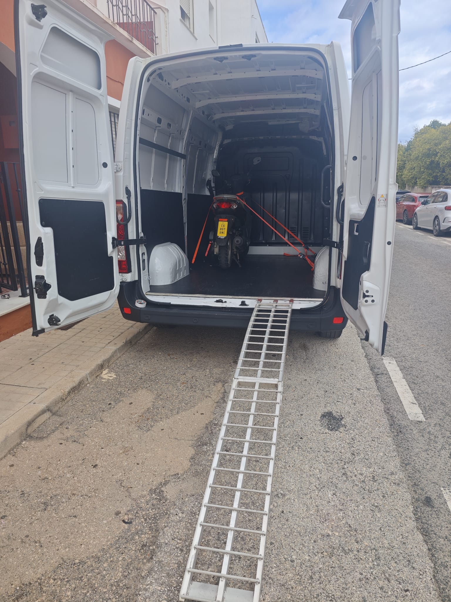 Moto asegurada en furgoneta para transporte